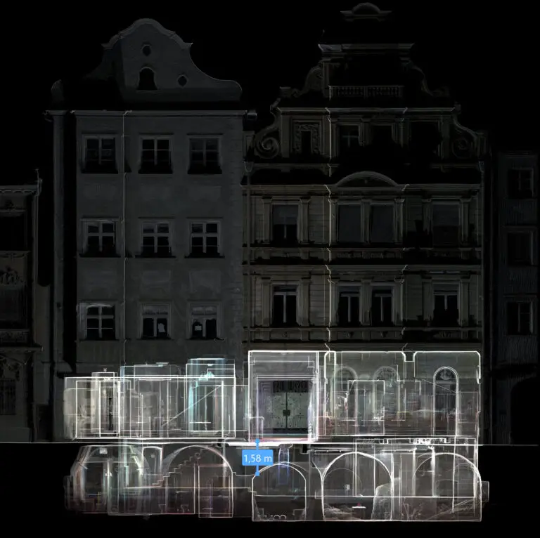 Bild eines Laserscans eines Gebäude in halbtransparenter Darstellung. Man sieht die Fassade, und den Scan des Kellergewölbes und des ersten Stocks deutlich. Eine Messung ist eingezeichnet, die zeigt, wie tief eine Bohrung vom 1. Stock in den Keller an einer bestimmten Stelle sein müsste, was den Zweck eines solchen Laserscans zur digitalen Bestandserfassung demonstriert.