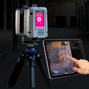Ein Leica RTC360 Laserscanner im Betrieb, davor ein iPad, auf dem die App zur Steuerung des Scanners zu sehen ist. Von rechts ragt eine Hand ins Bild, ein Finger tippt auf das iPad und bedient die App.